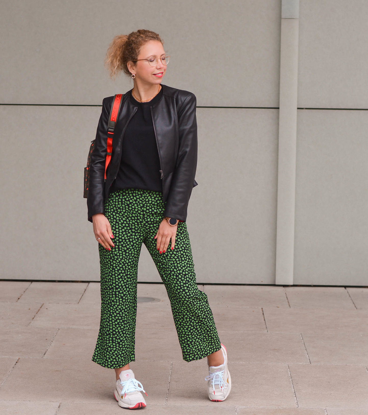 outfit mit cropped hose, Lederjacke und sneakers