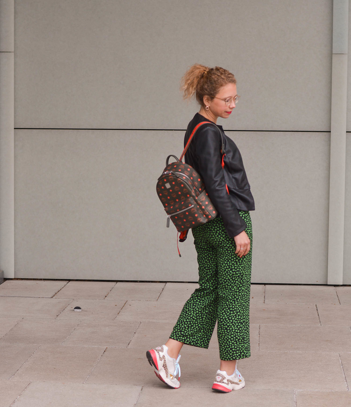 cropped hose kombiniert mit mcm rucksack und adidas falcon sneakers