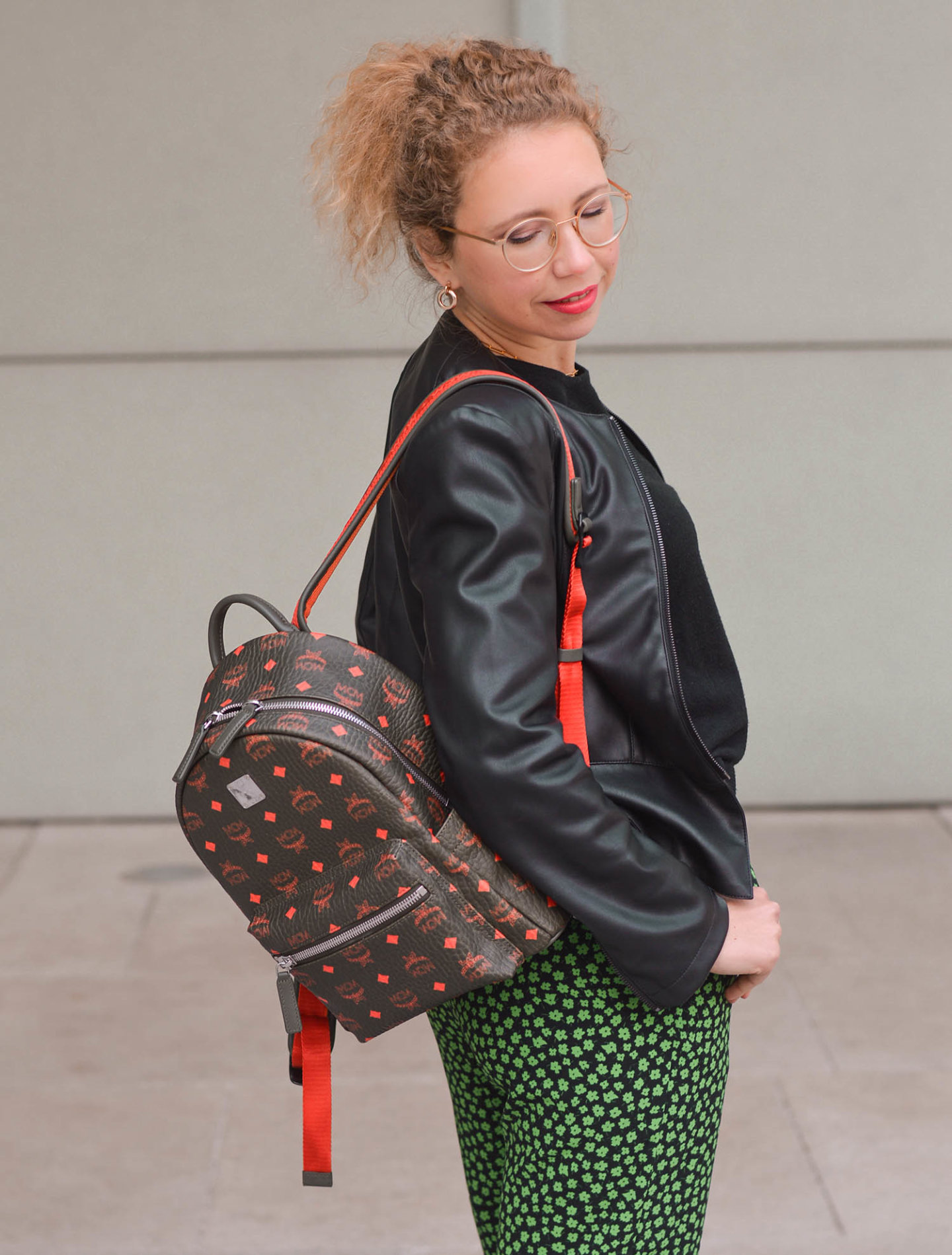 mcm rucksack und mustermix outfit