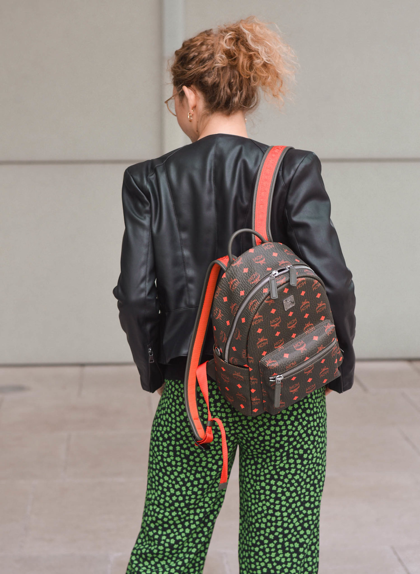fashionblogger mit mcm rucksack