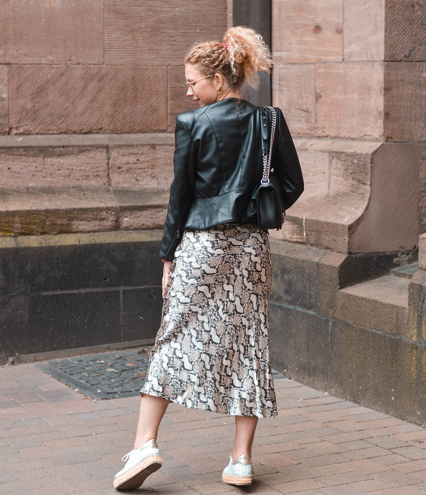 Frühlingsoutfit im rockigen Stil mit Lederjacke und satinrock