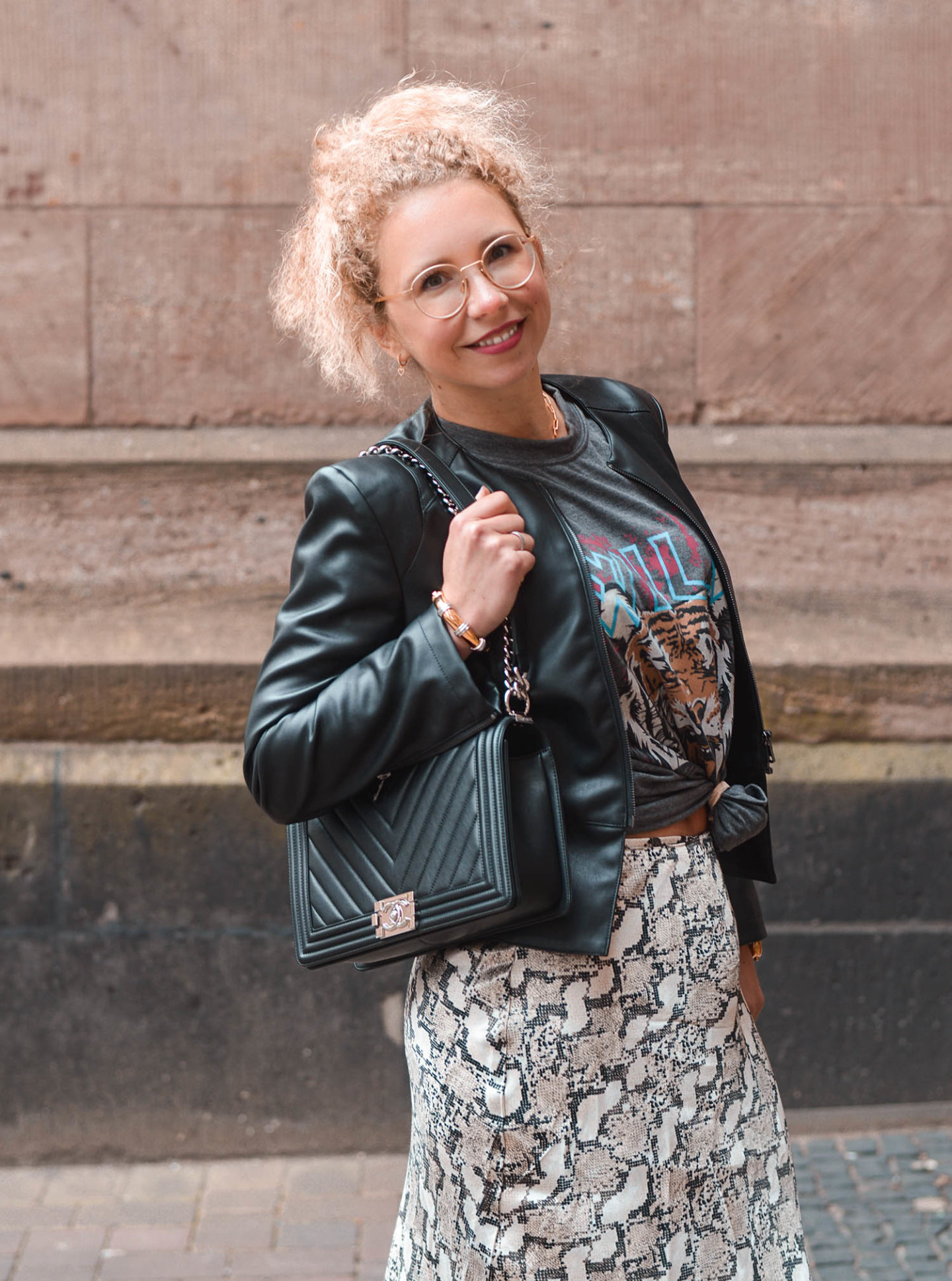 outfit-inspiration: mustermix mit rockigem shirt, satinrock mit animal-print und Chanel boy bag