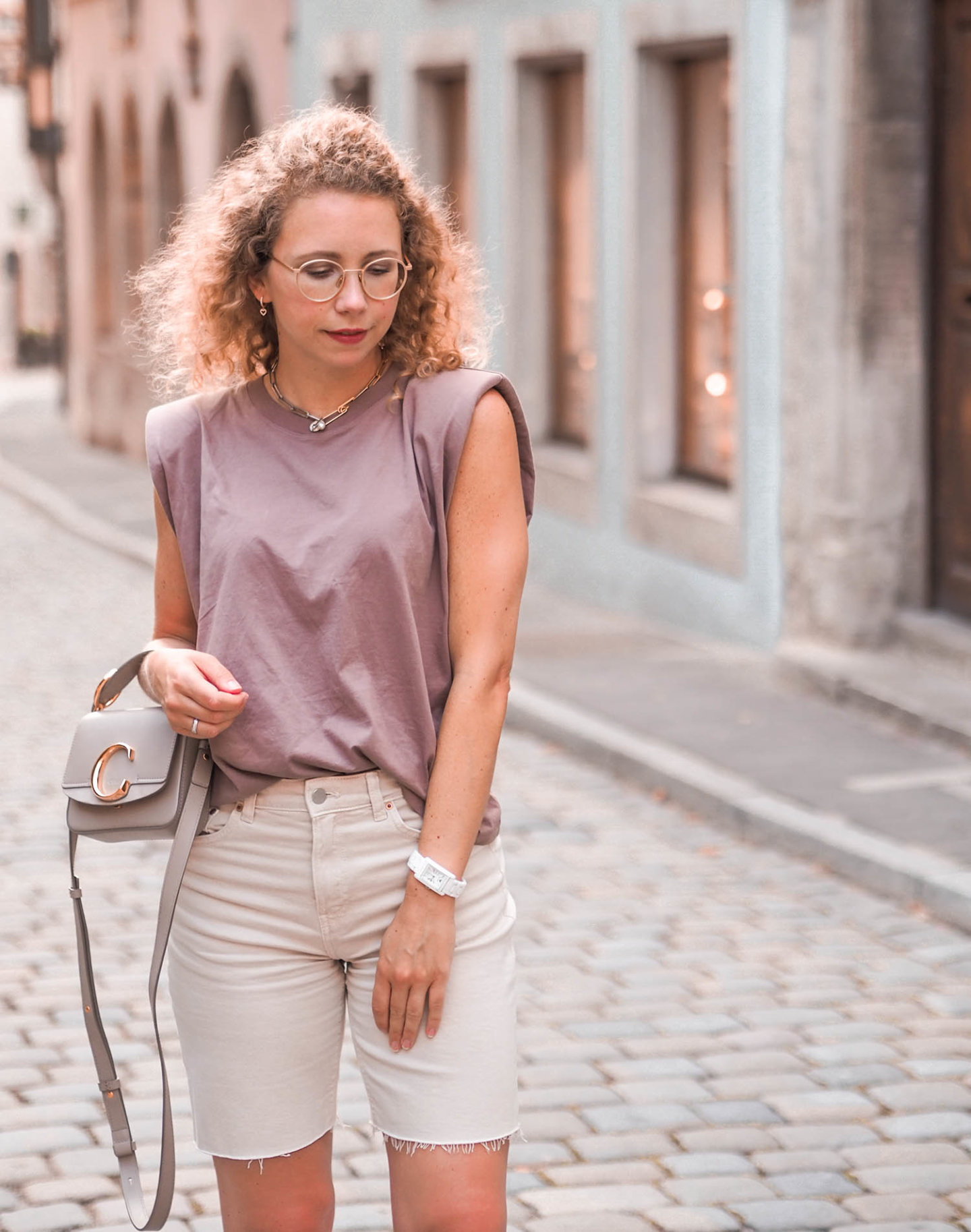 in Beige und Taupe stilvoll durch den Sommer