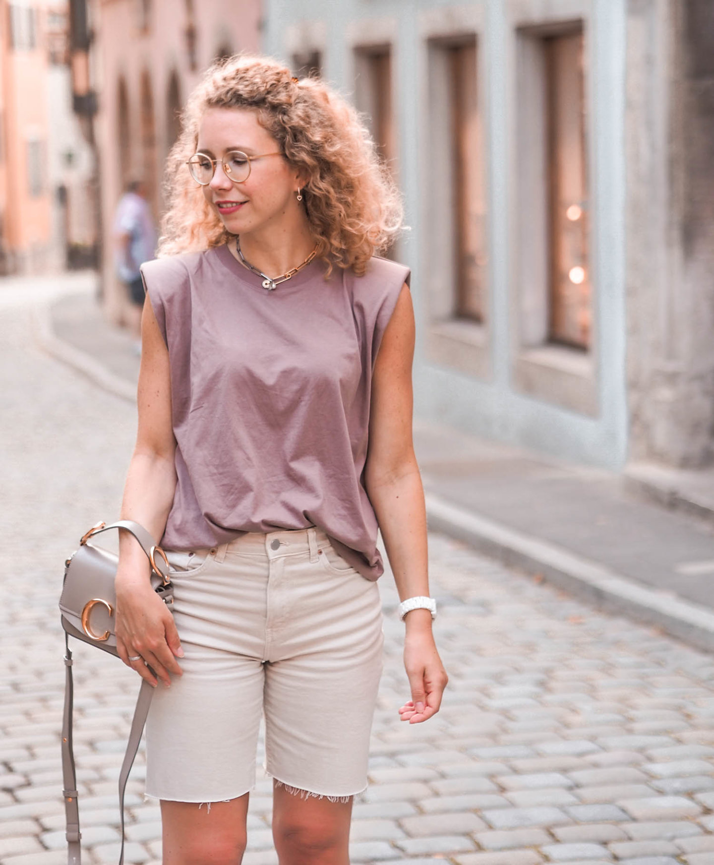 Erdtöne in der Mode: ein Sommeroutfit