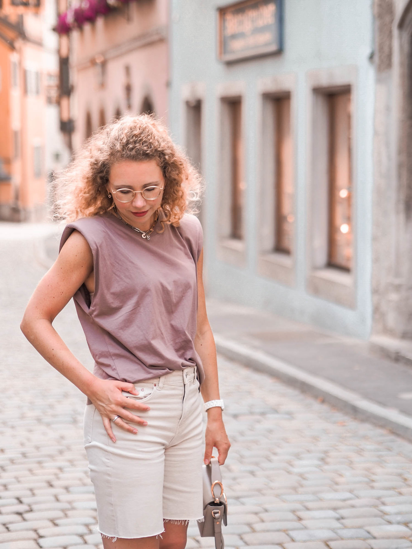 fashion-trends Schulterpolster-Shirt und Erdtöne in einem Outfit