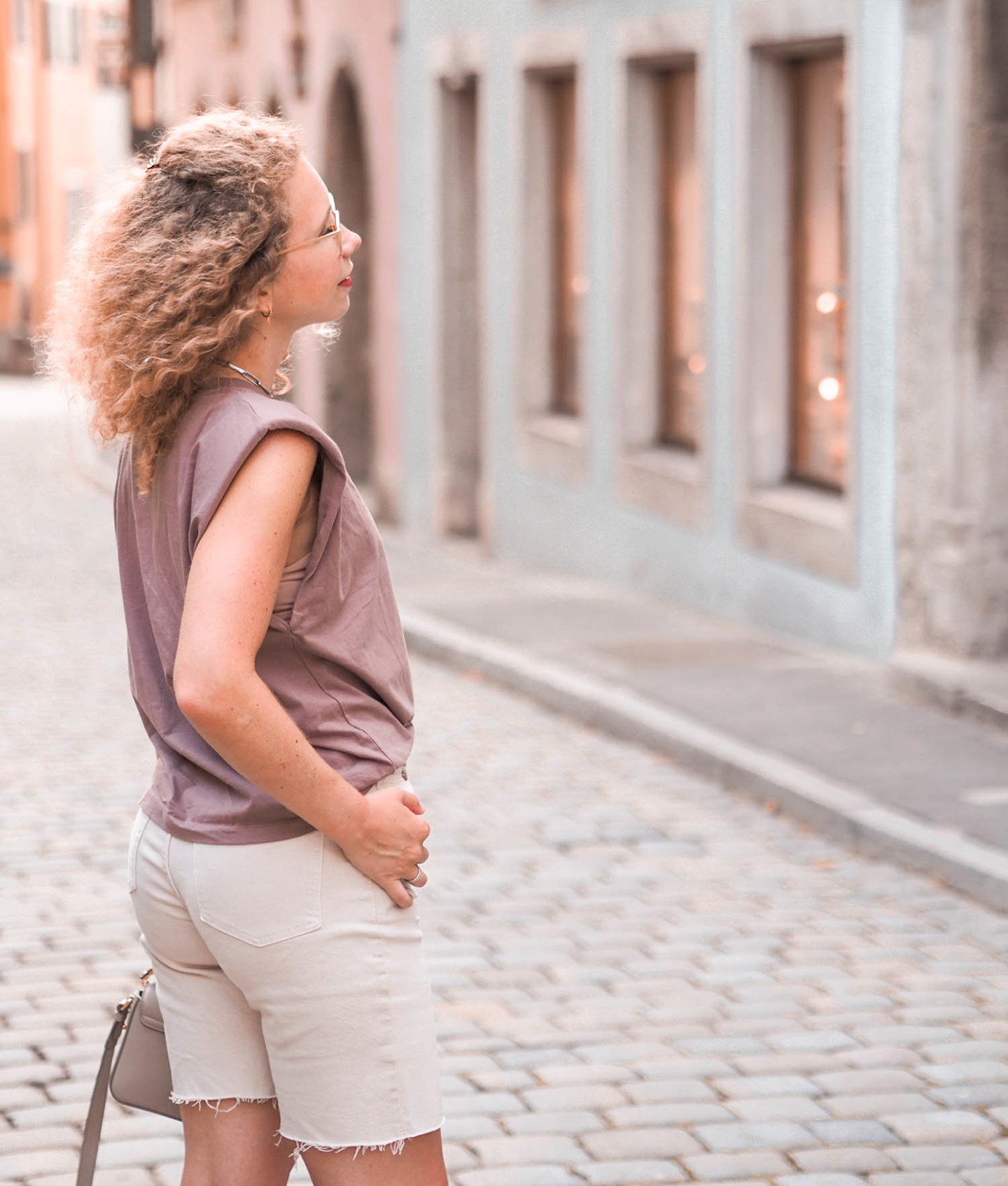 Beige, Taupe und Nerz: Erdtöne in Sommerlook