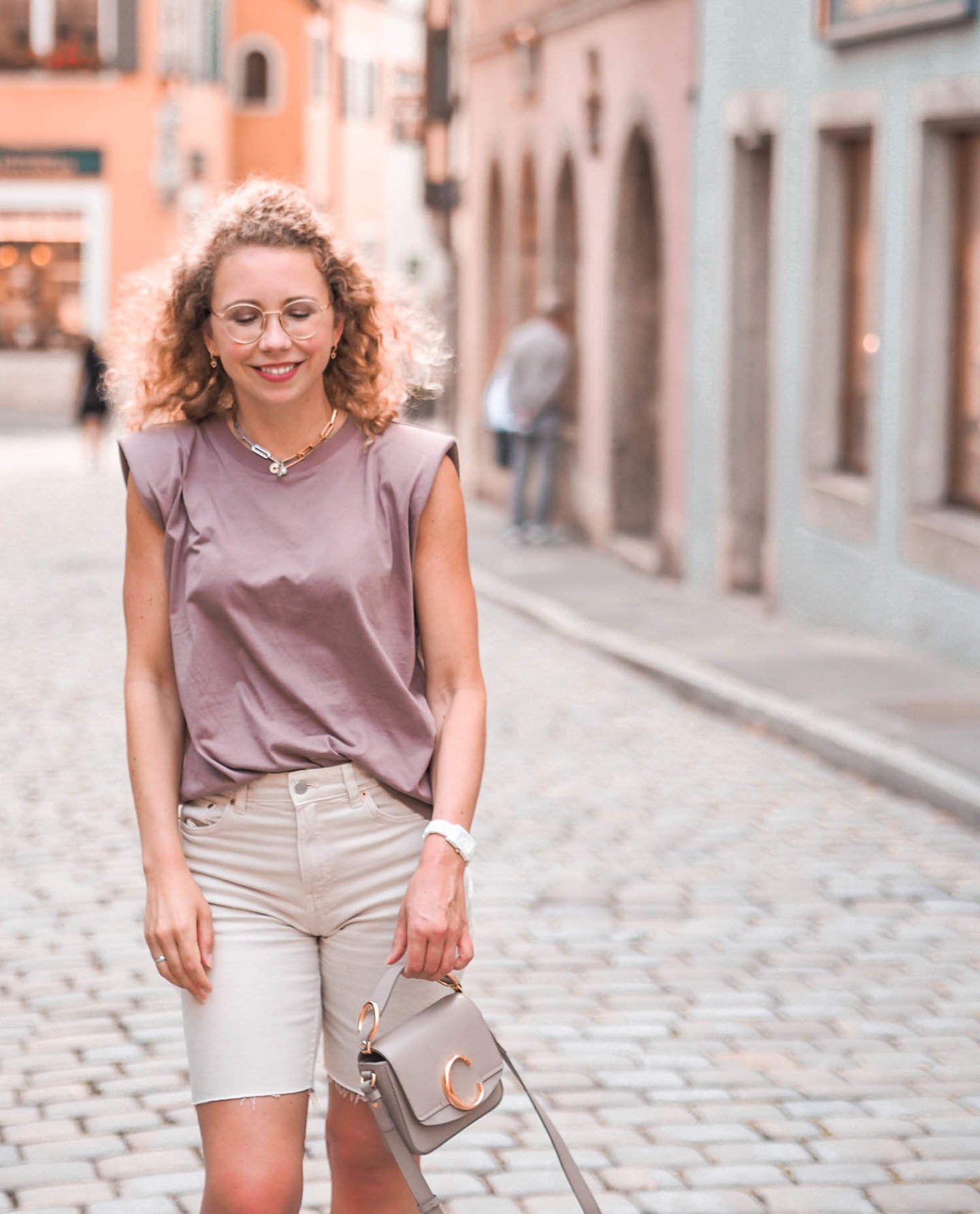 Modetrend Erdtöne: Outfit mit Schulterpolster-Shirt