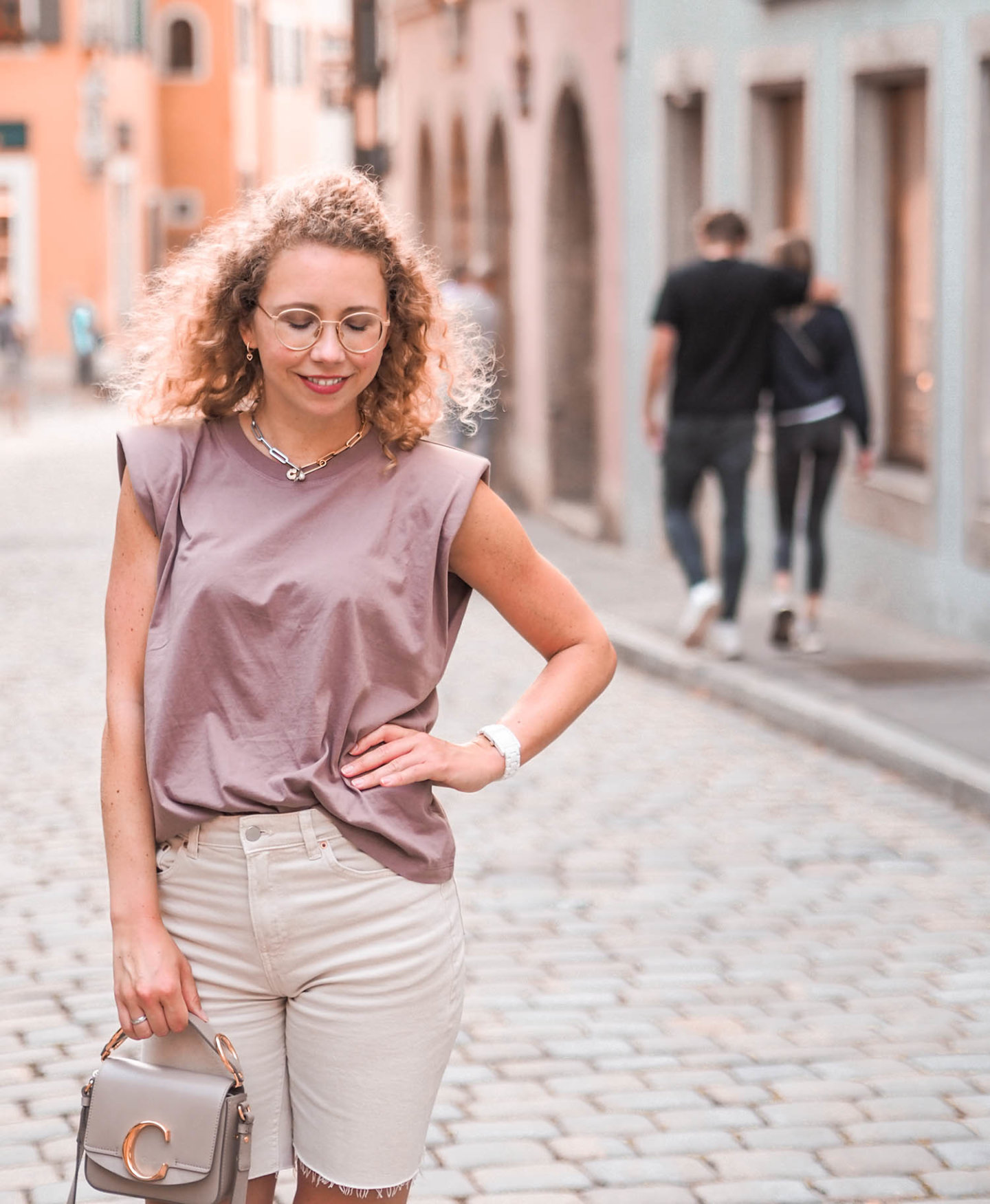 Sommerlook mit Schulterpolster-Shirt, Jeans Bermudas und Chloé Tasche