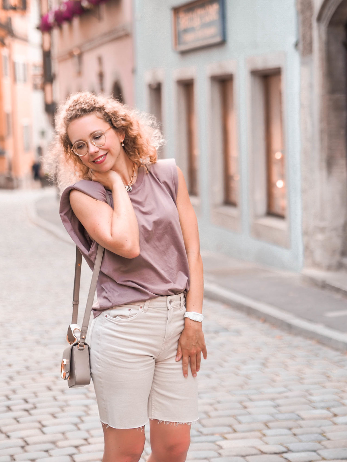 Sommeroutfit in Beige und Taupe