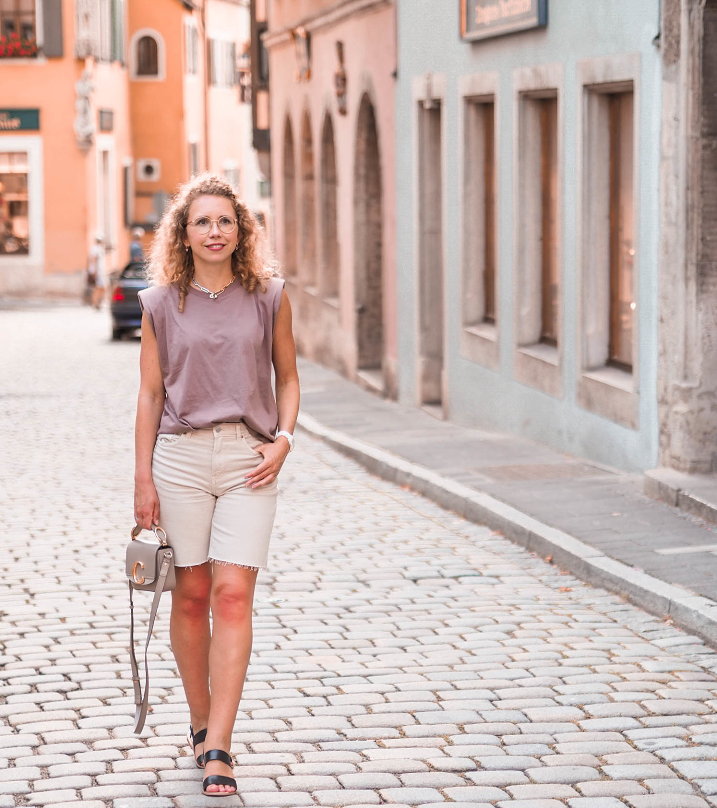 sommerliches outfit mit Schulterpolster-Shirt, Jeans Bermudas und Chloé Handtasche