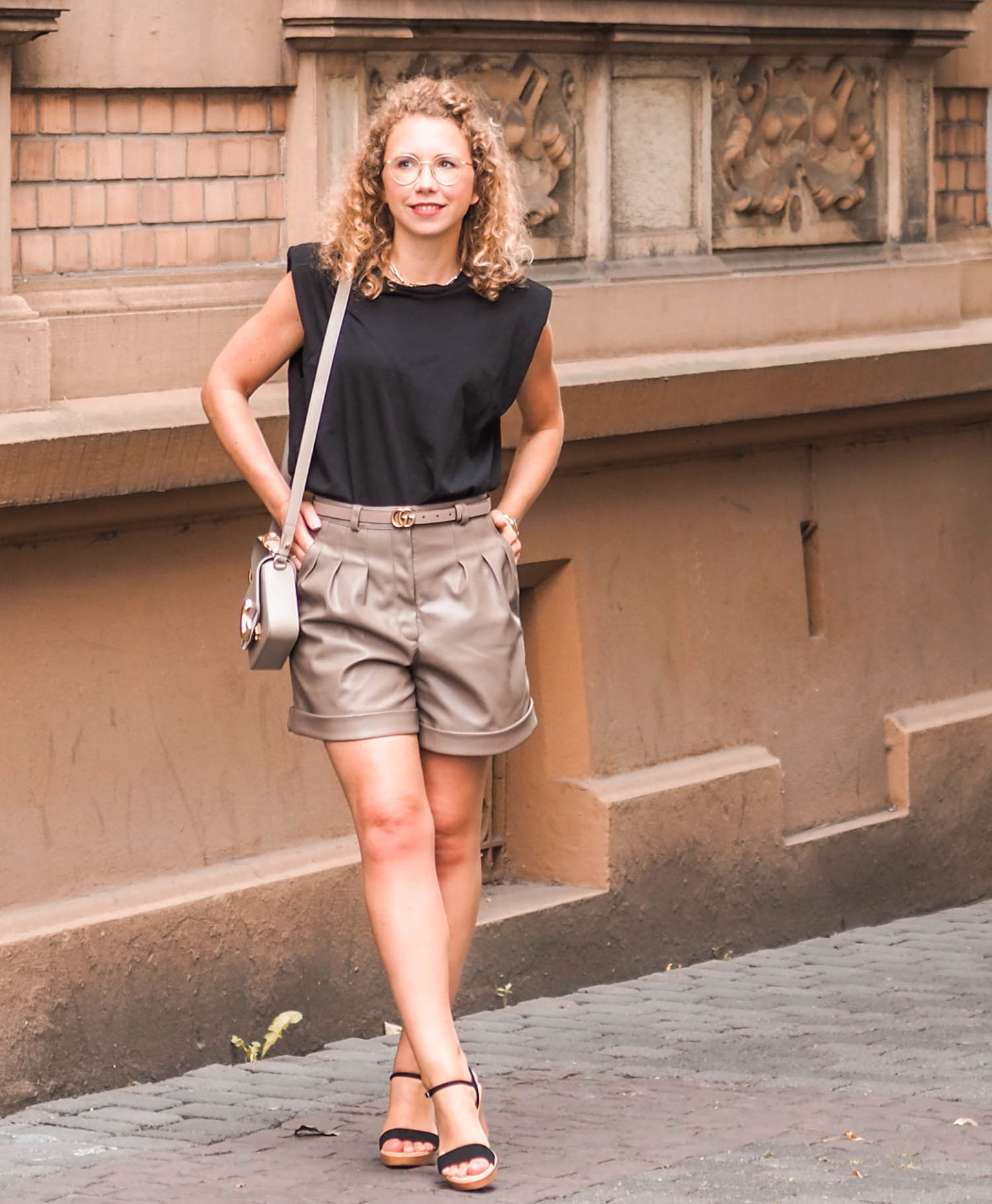 sommeroutfit mit Ledershorts und Schulterpolster-Shirt