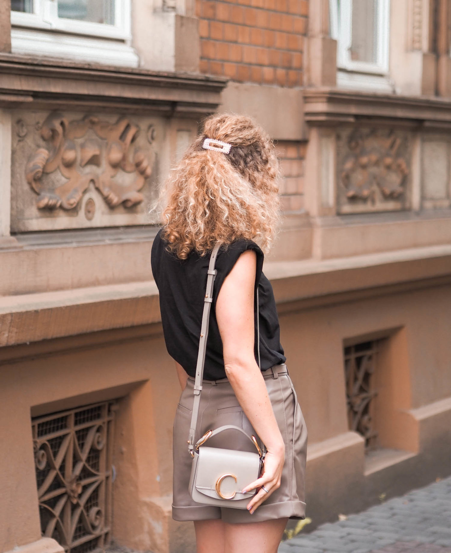 Sommeroutfit in schwarz und taupe