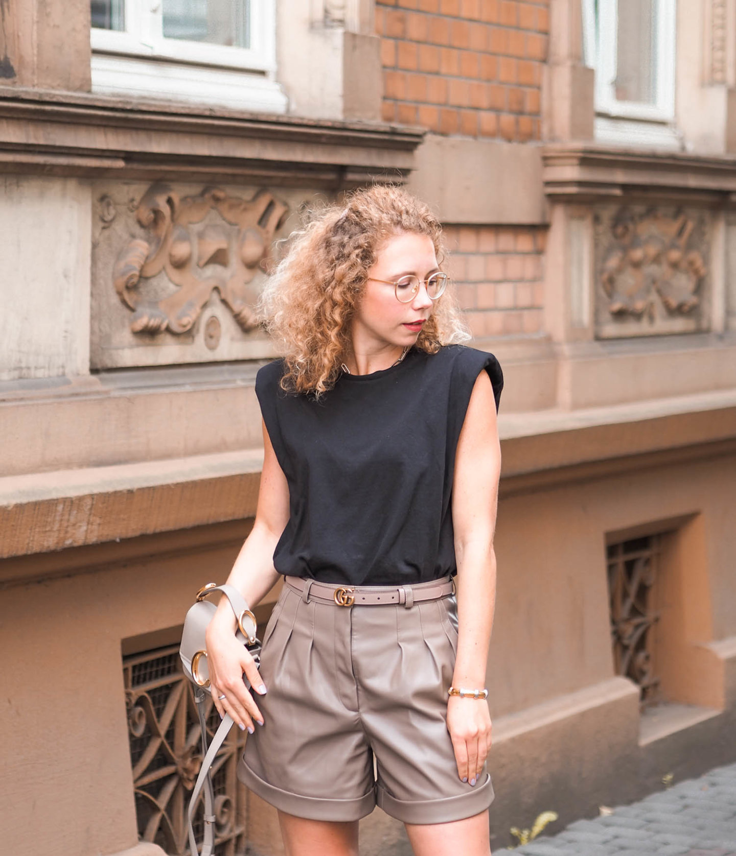 monki Schulterpolster-Shirt, Zara Ledershorts, Gucci Gürtel und Chloe Handtasche