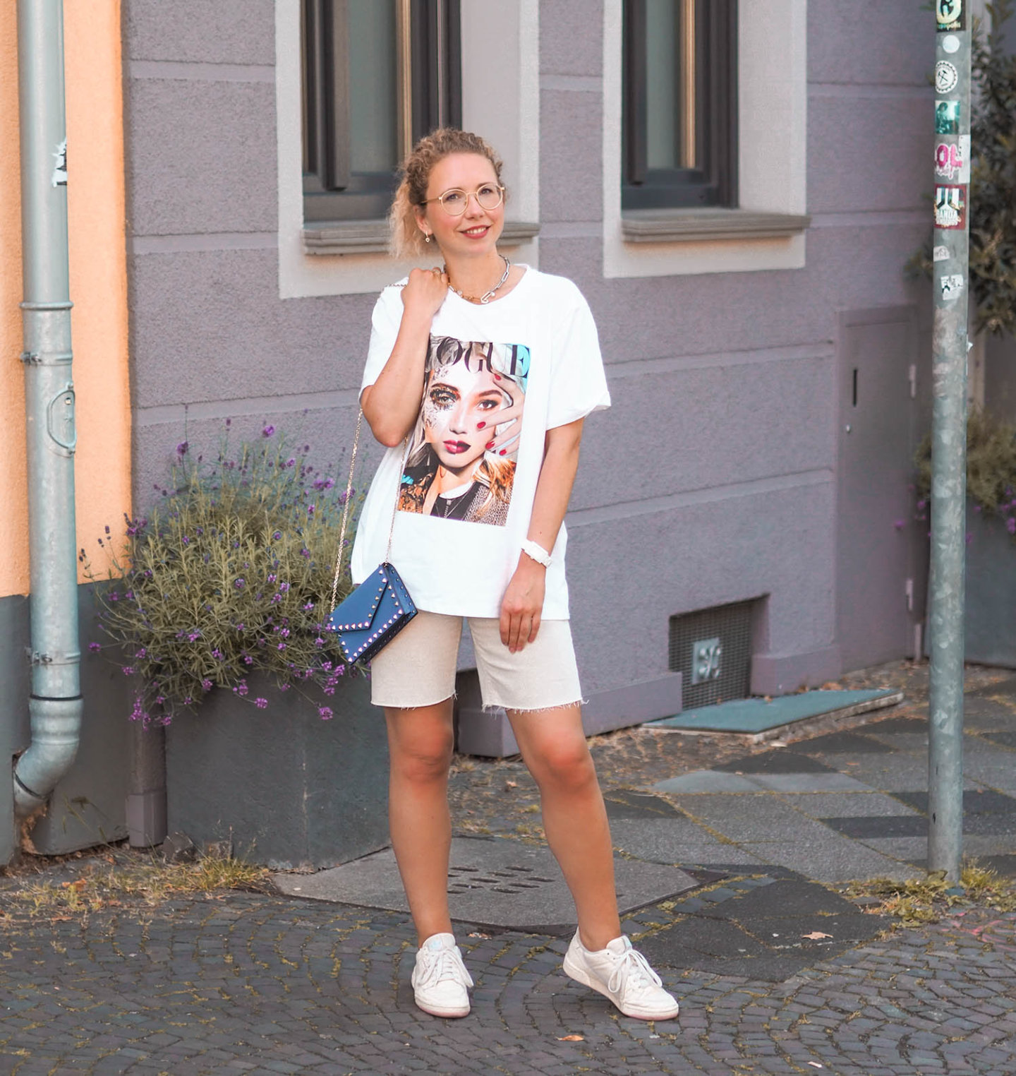 Sommeroutfit mit oversized VOGUE T-Shirt und Jeans Bermudas