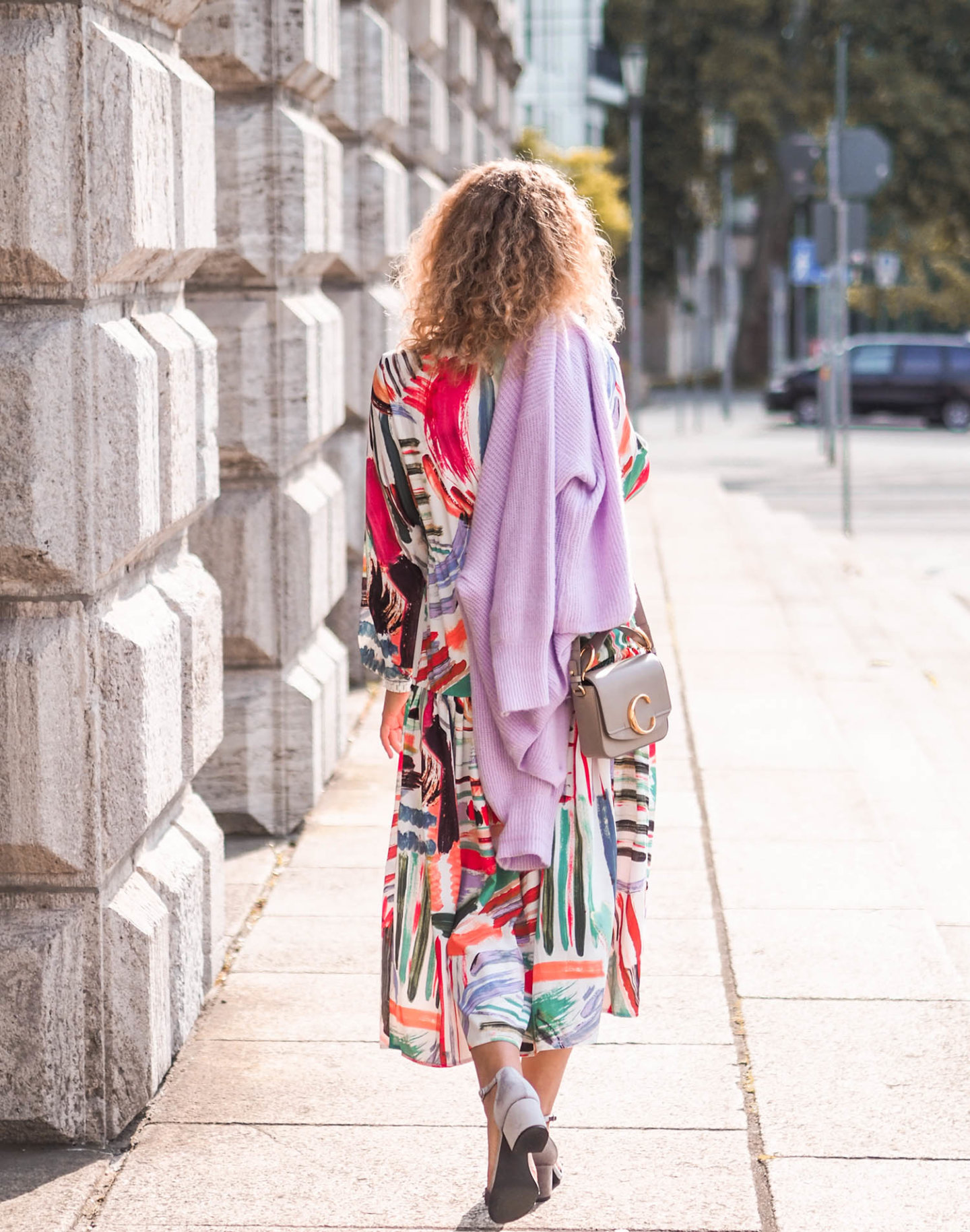 bunte gemustertes midikleid, lila Strickjacke und Chloé Tasche