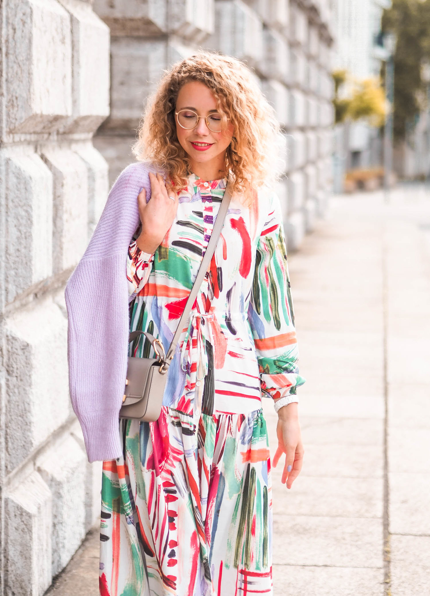 buntes Sommerkleid mit langen Ärmeln