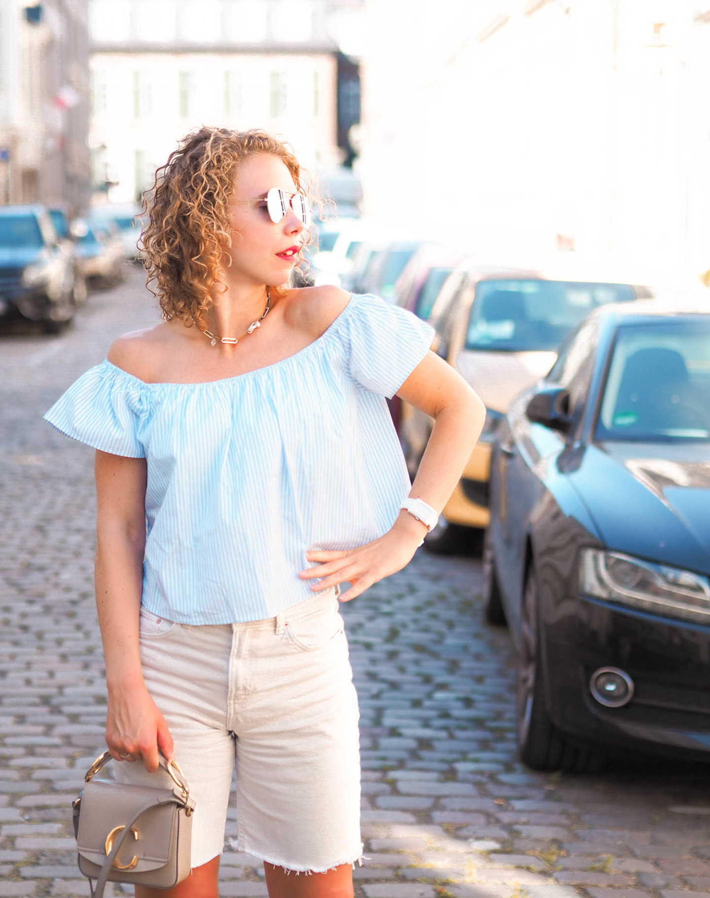 off-shoulder-shirt und jeans-shorts