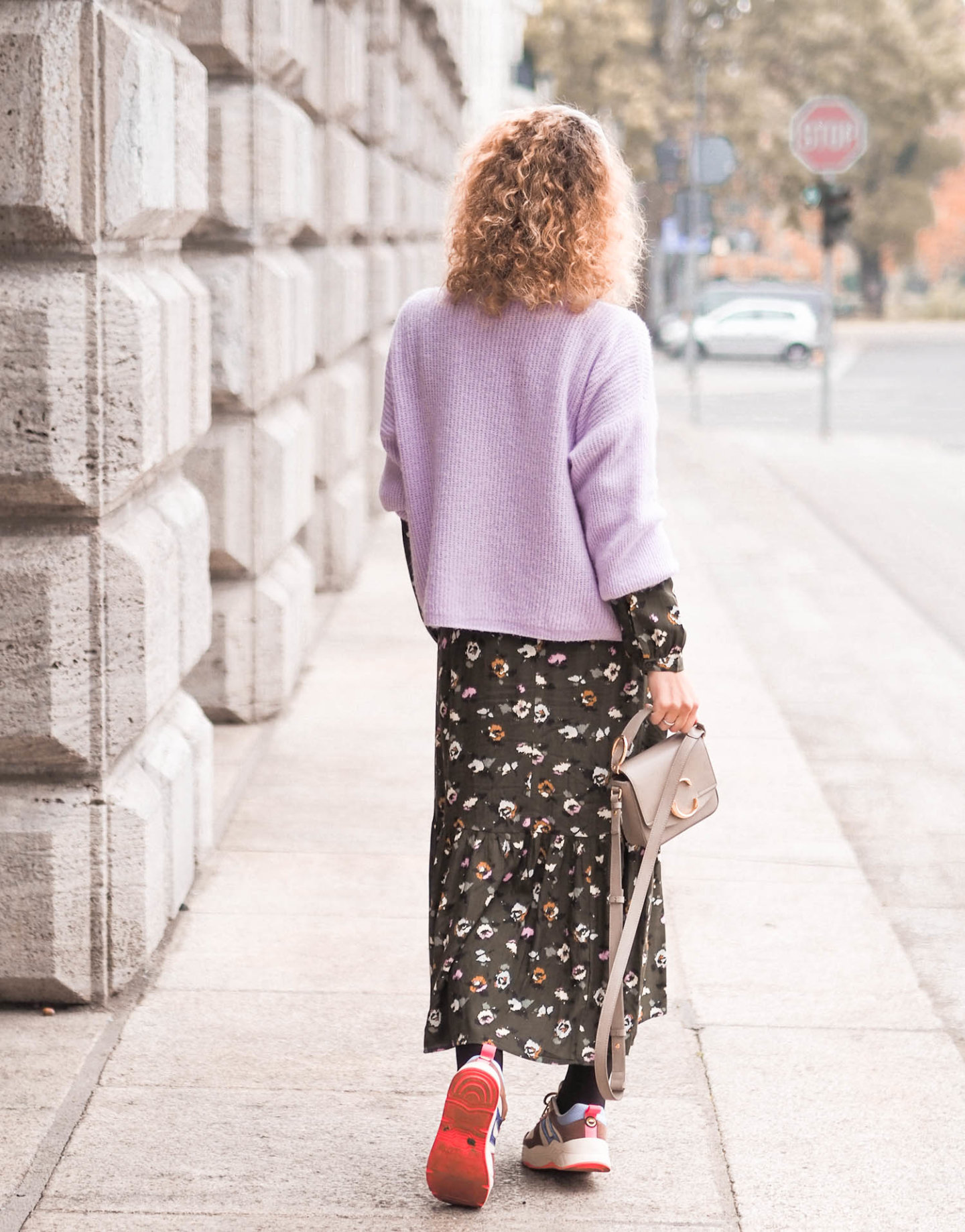 Herbstkombi: Strickjacke über Midikleid