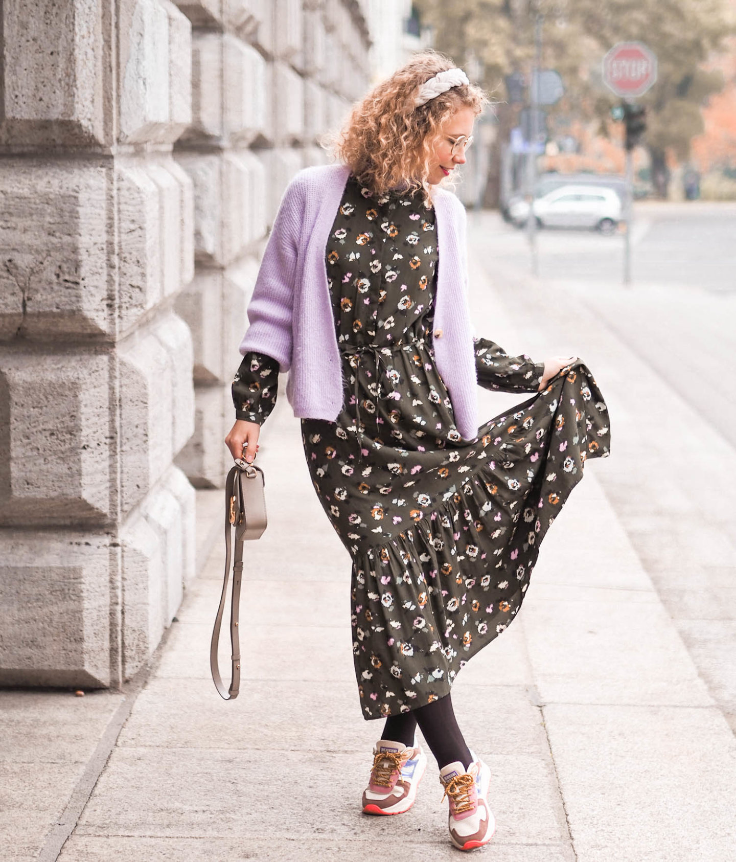 herbstkleid mit cardigan, sneakern und chloé handtasche