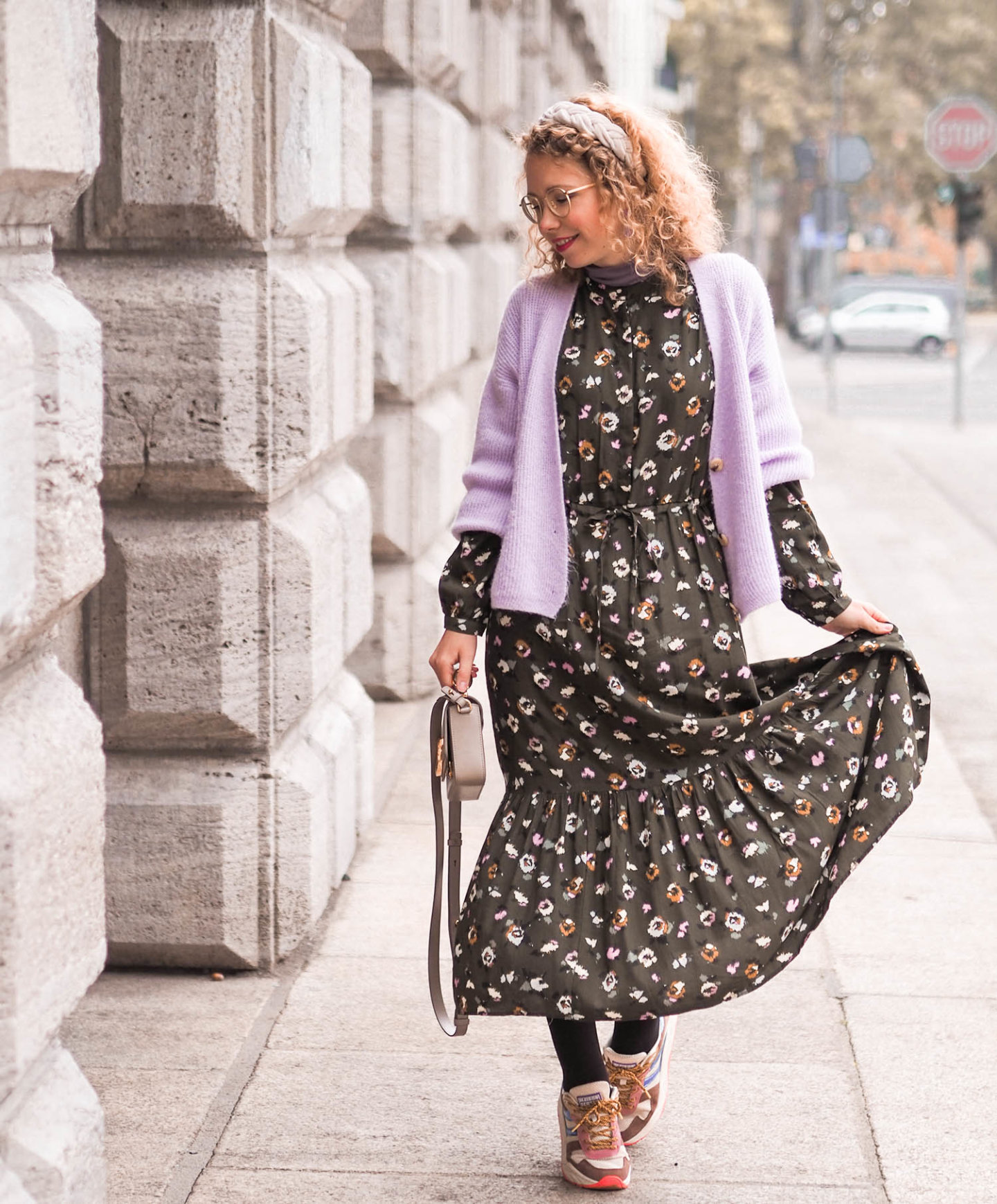 Herbstkleid mit cardigan und sneakers