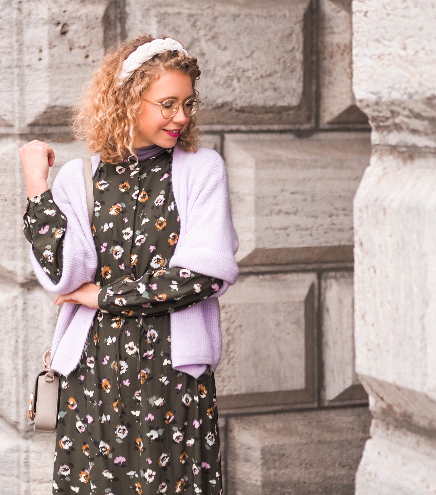 gemustertes kleid und kurzer cardigan - herbstoutfit