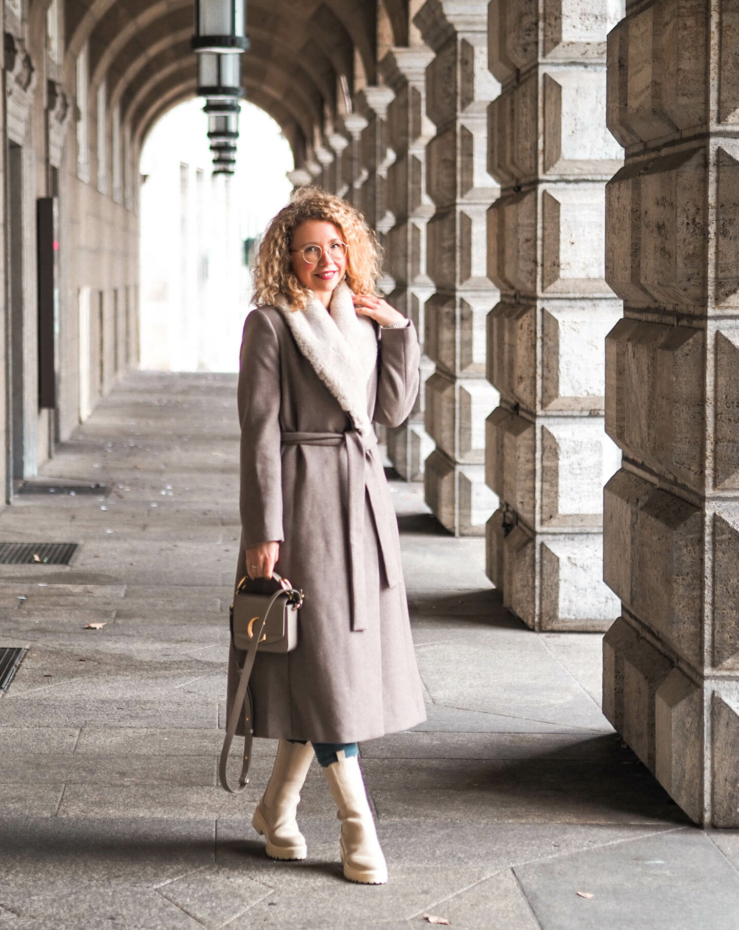 winterlook 2020 in beige mit trend: beige Boots