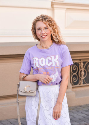 Sommeroutfit mit lila rock-shirt und chloé Handtasche in Taupe
